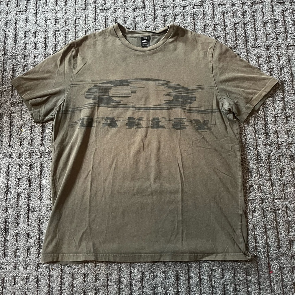 Vintage Oakley Men's Y2K Olive Coloured T-Shirt